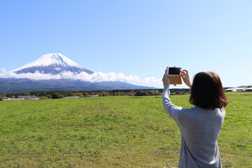 世界遺産の富士山を撮影する女性