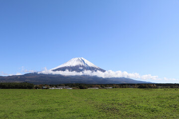 世界遺産の雄大な富士山（日本の象徴）