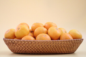 暖かな雰囲気で籠に盛られ美味しそうな蜜柑のイメージ素材とコピースペース