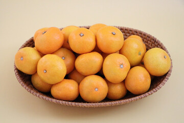 暖かな雰囲気で籠に盛られ美味しそうな蜜柑のイメージ素材とコピースペース