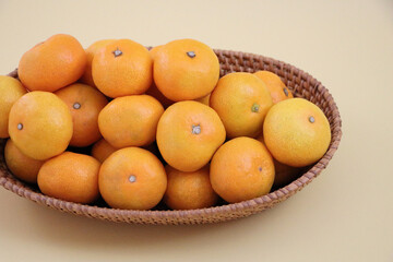 暖かな雰囲気で籠に盛られ美味しそうな蜜柑のイメージ素材とコピースペース