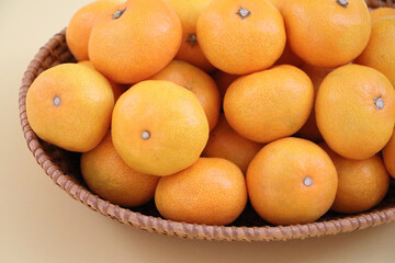 暖かな雰囲気で籠に盛られ美味しそうな蜜柑のイメージ素材とコピースペース