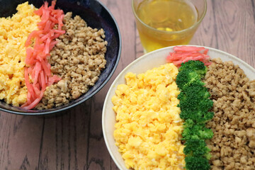美味しそうな鳥そぼろ丼（日本の家庭料理）