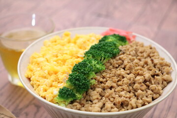 美味しそうな鳥そぼろ丼（日本の家庭料理）