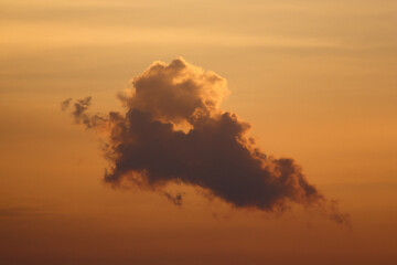 Fotografía de paisaje con nube al atardecer