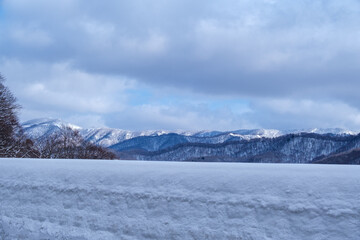 Fototapeta na wymiar 雪山と雪壁