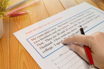 Obraz premium English exercise to find mistake grammar on wooden table