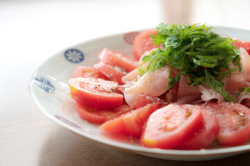 トマトと生ハムの和風カルパッチョ