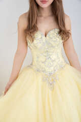 黄色いウェディングドレスを着た女性　wedding