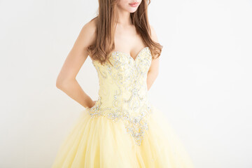 Fototapeta premium 黄色いウェディングドレスを着た女性 wedding