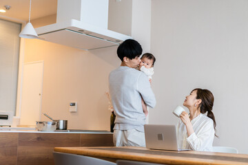 育休中のパパと働くママ