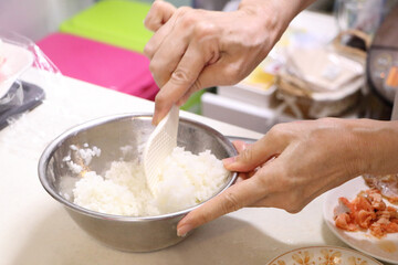 おにぎりを握る手（日本の代表的食文化の風景）