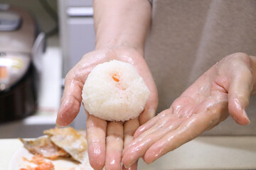 おにぎりを握る手（日本の代表的食文化の風景）