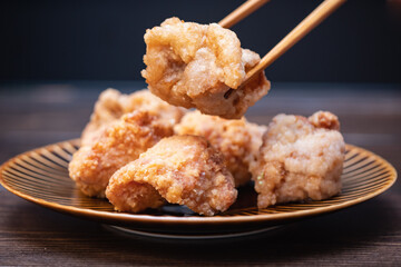 熱々の揚げたての唐揚げのクローズアップ。油で揚げた美味しい鶏肉料理。