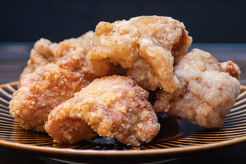 熱々の揚げたての唐揚げのクローズアップ。油で揚げた美味しい鶏肉料理。