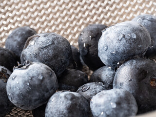 水滴が付いた、新鮮なブルーベリーのクローズアップ。