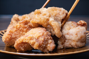 熱々の揚げたての唐揚げのクローズアップ。油で揚げた美味しい鶏肉料理。