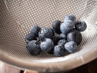 水滴が付いた、新鮮なブルーベリー。
