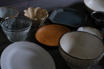 たくさんの食器、陶器、ガラス、木目背景