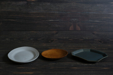 色々な食器、陶器、ガラス、木目背景