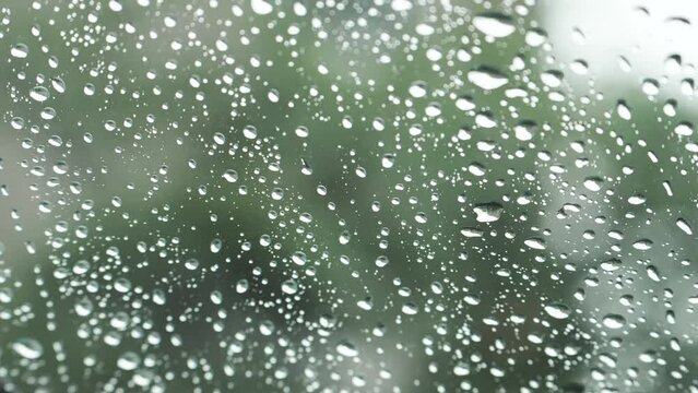 梅雨をイメージしたガラスについた雨粒