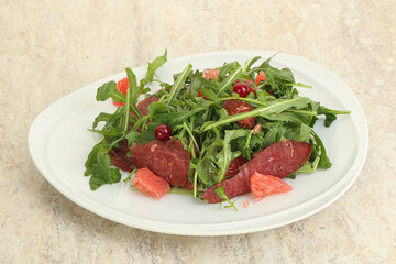 Duck salad with ruccola and grapefruit