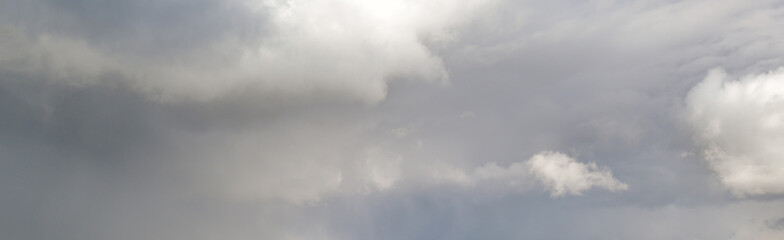 Obraz premium Dark dramatic cloudy overcast sky with thunderstorm clouds. Natural bad weather and climate sky background.