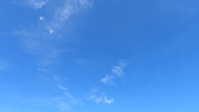 4k Sunny clear blue sky n white cirrus clouds TimeLapse