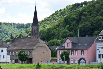 Fototapeta na wymiar Rheinuferstraße von Brohl-Lützing mit der Kirche