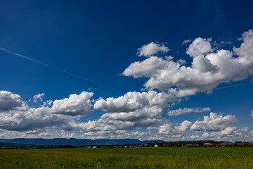 schönes wetter in rüdtligen aefligen mit wolken am blauen himmel vor jura schweiz