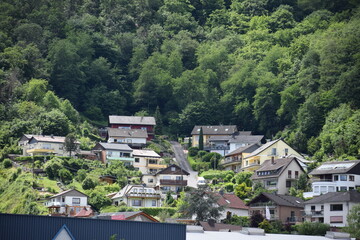 Neubaugebiet in Brohl-L&uuml;tzing hoch &uuml;ber de Rhein
