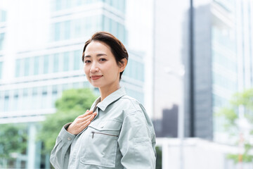 作業着を着た笑顔の女性（仕事・ビジネス）
