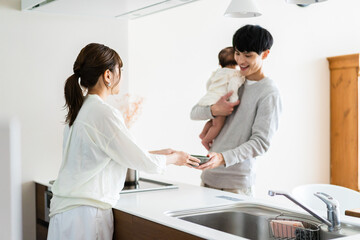 Obraz premium 子育てと家事を分担する若いファミリー