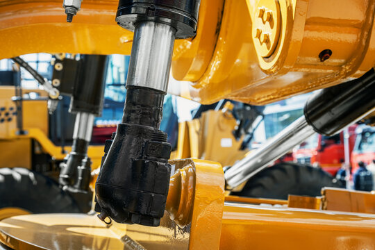 Hydraulic piston system for tractors, bulldozers, excavators