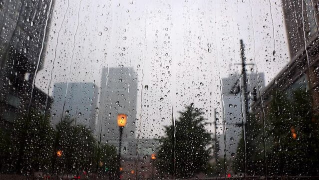 東京丸の内に降る雨（窓ガラスに流れる雨の雫）