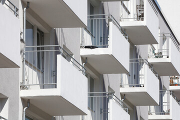 Balkone, Weisses Monotones modernes Wohnhaus, Mehrfamilienhaus, Bremen, Deutschland