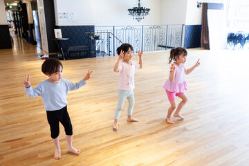 リトミック教室でダンスを踊る子供たち