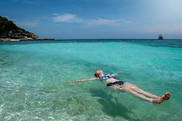 Fototapeta na wymiar Mujer disfrutando de las aguas cristalinas de la isla Nang Yuan, en Ko Tao, Tailandia