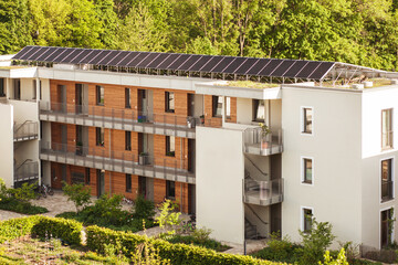 Solar panels on House Roof. Modern apartment building with solar station. Zonnepanelen, Zonne...