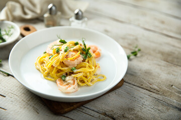 Pasta with shrimps and green pea