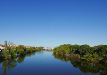 Fototapeta na wymiar romantica vista delle sponde del fiume Tormes a Salamanca in Spagna