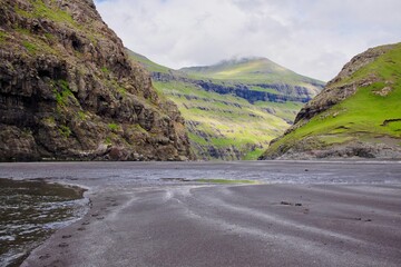 Ebbe in einer Bucht auf den Färöer-Inseln im Nordatlantik