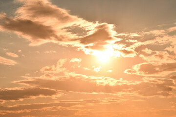 輝く太陽　雲