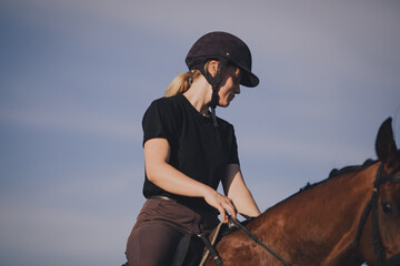 Uśmiechnięta dziewczyna jeździec konny na koniu na letnim polu 