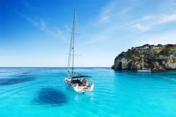 Küchenrückwand glas motiv Schöner Strand mit Segelboot Yacht, Cala Macarelleta, Insel Menorca, Spanien. Segeln, Reisen und aktives Lifestyle-Konzept © kite_rin