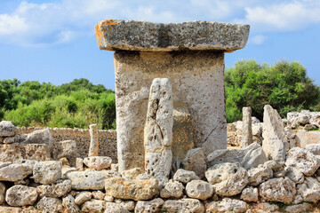 Taula del poblado talayotico de Trepucó, yacimiento prehistórico en la isla de Menorca (Islas Baleares, España) © Concept Island