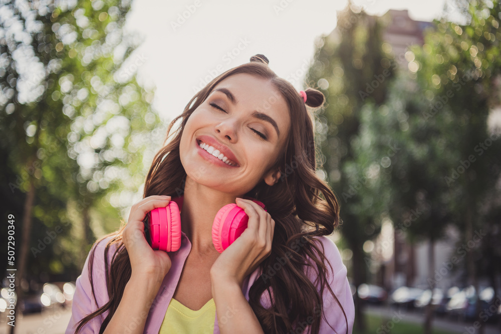 Poster Portrait of attractive dreamy cheerful wavy-haired girl listening sounds rest free spare time on fresh air outdoors