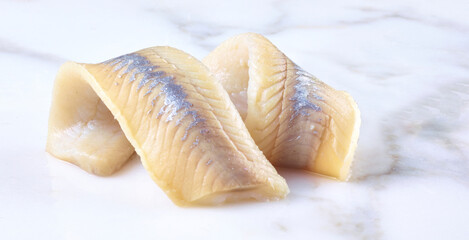 Heringsfilets auf Marmor