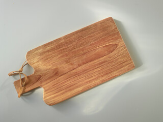 Holzbrett mit Lederband