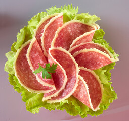 Kaese Salami auf Salat